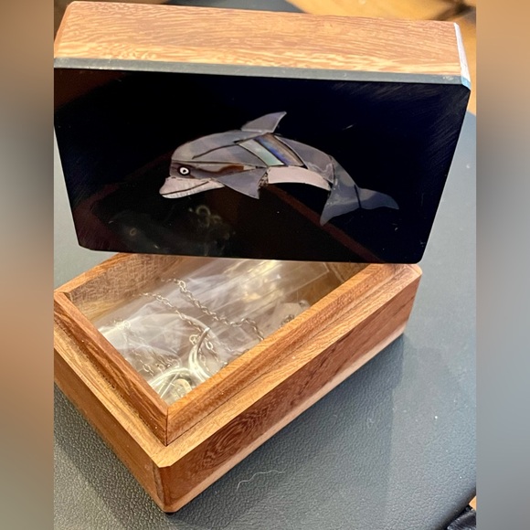 Stamped 925  30”silver chain with stamped dolphin pendant. With wood inlay box - Picture 5 of 7